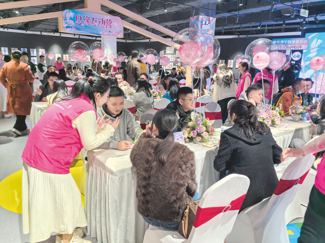 青年嘉宾在现场交流互动，气氛融洽。（刘青 摄）