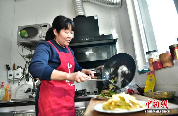 2月10日，周家莊村村民範桂伶正在準備「小年飯」。中新網記者 翟羽佳 攝