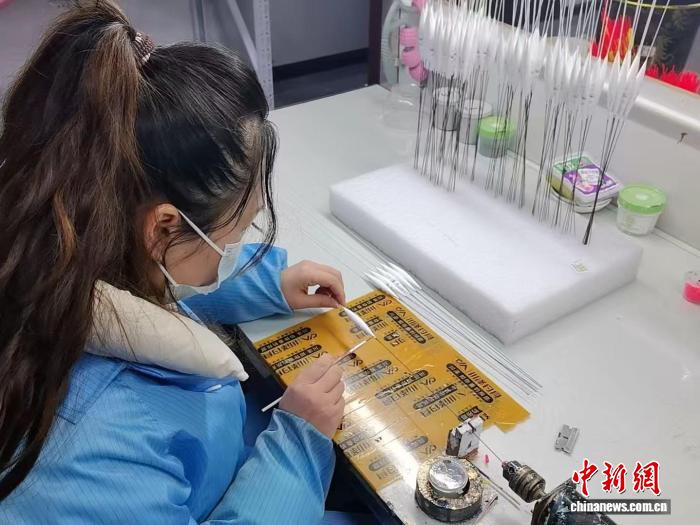 2月9日，位於湖南嶽陽臨湘的湖南川澤漁具有限公司廠房內，工作人員為浮標進行上色和美化。(受訪者供圖)
