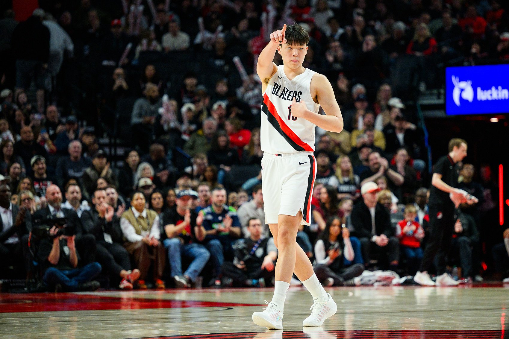 这不给试试！杨瀚森上半场并未登场！首发中锋克林根18分钟0分！