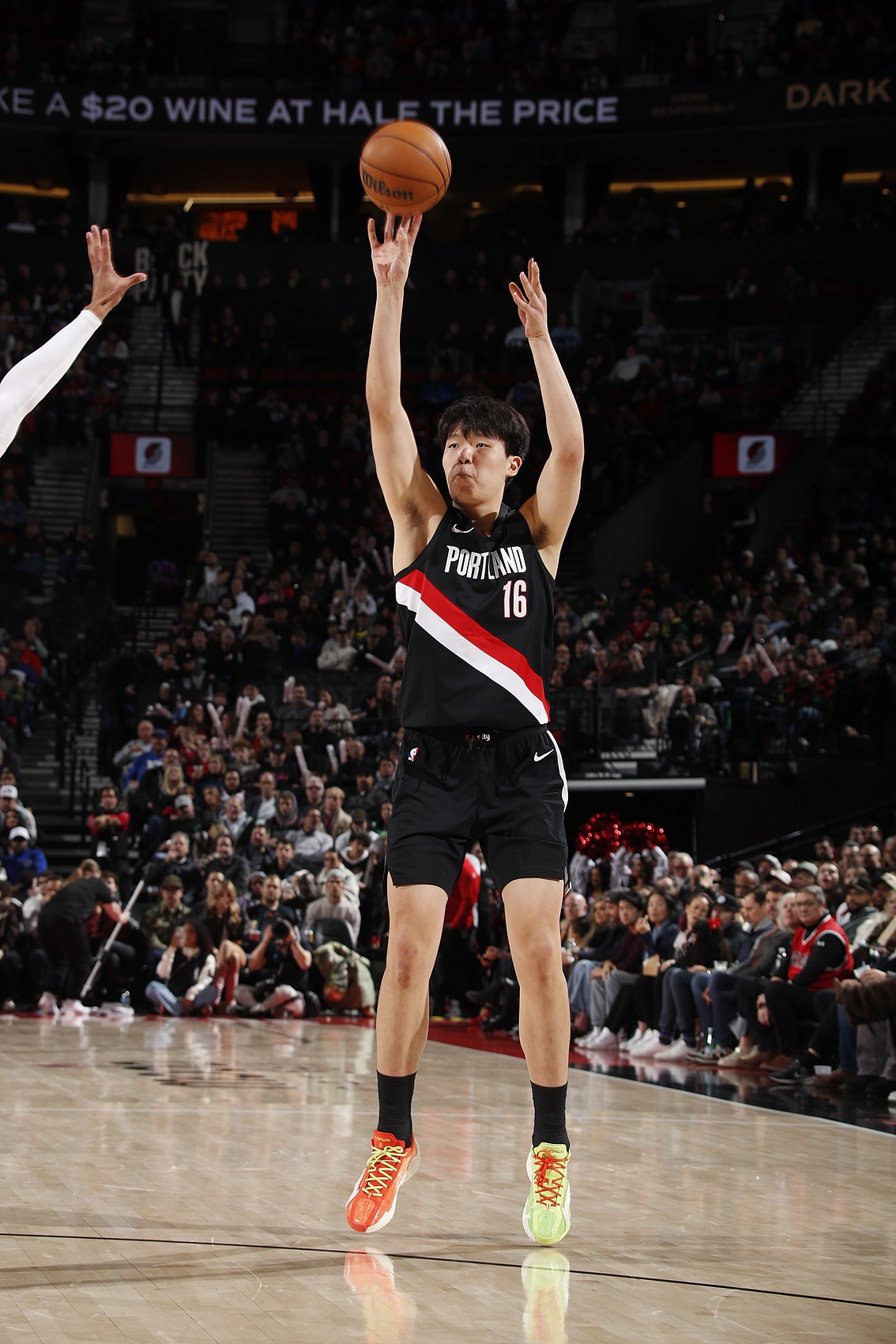 解说：选秀前认为杨瀚森不适合NBA 没想到夏联打得好还有三分