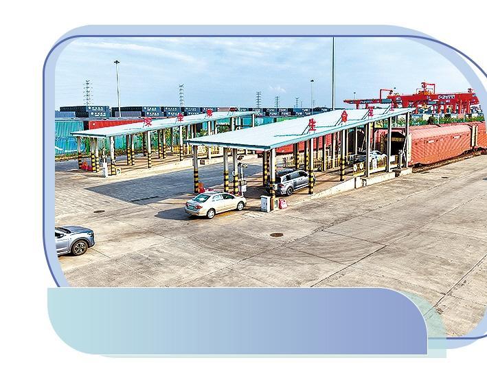 广州国际物流港基地，工作人员驾驶待运车辆进入车厢。张国卿摄