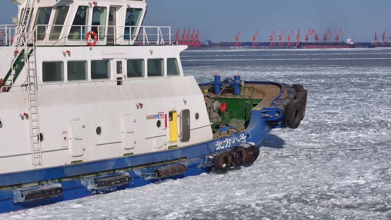 　　“北方八号”拖轮在航道上进行循环破冰
