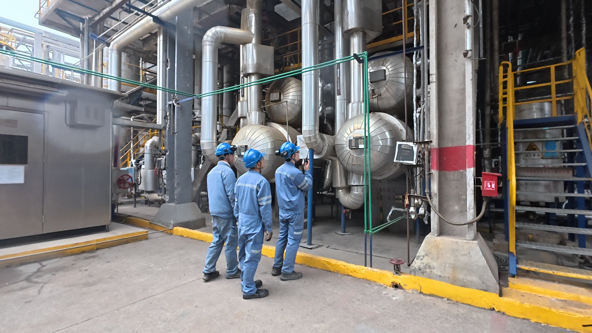 �Ϻ�ʯ�����Ͳ�������������װ��Ա������Ѳ�졣�ܷ��߹�ͼ