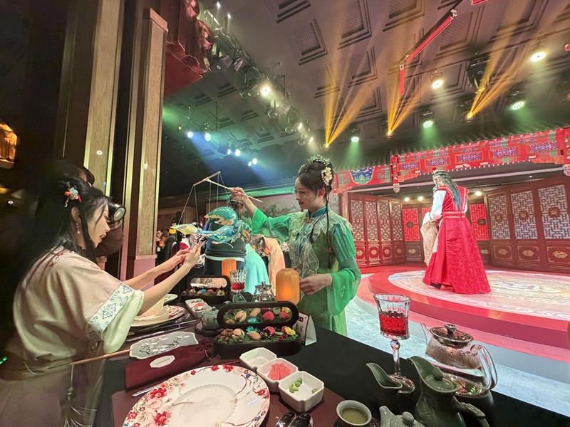 以古典文学经典桥段为叙事脉络，食客可以边吃边看边体验，还可以和演员进行沉浸式互动。新京报记者 王萍 摄