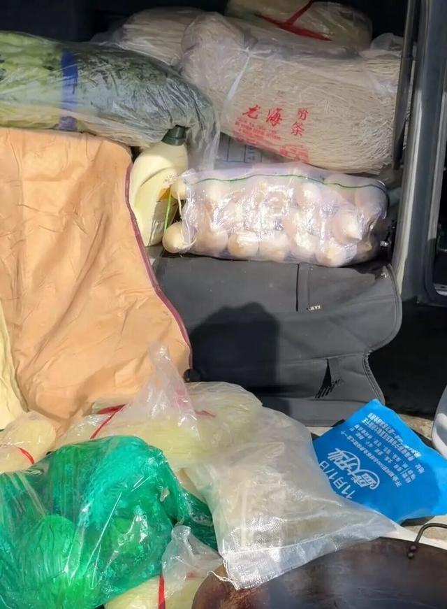 大巴上的食材（视频截图）