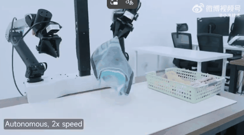 主动将多余毛巾放回以进行叠放