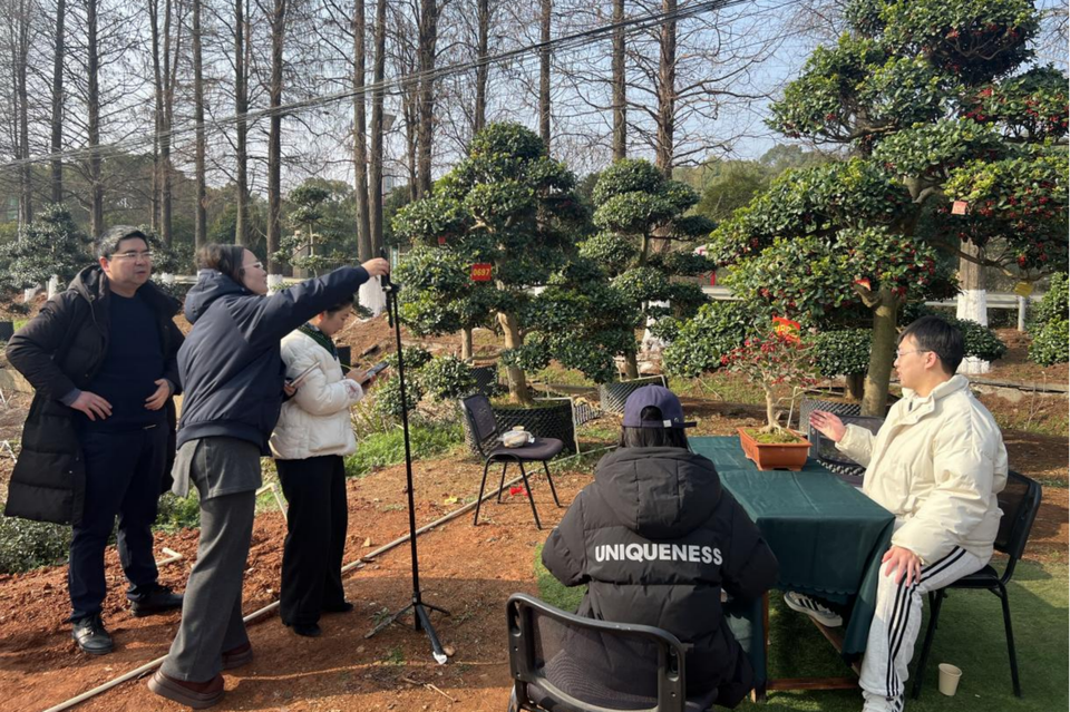 长沙商贸旅游职业技术学院学生们正在直播。