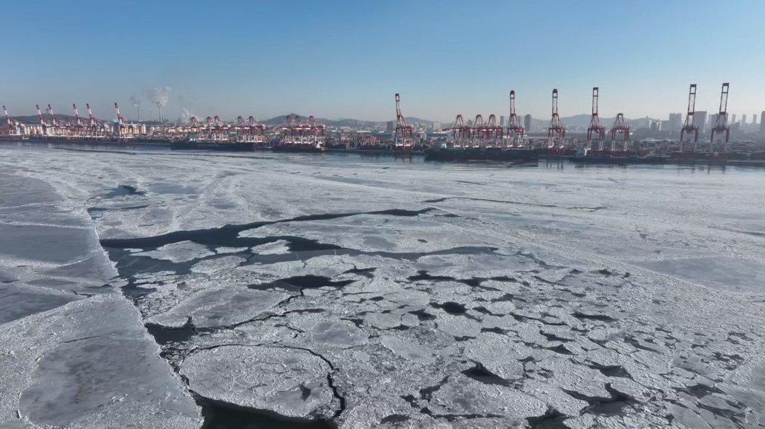 　　营口港海面出现浮冰