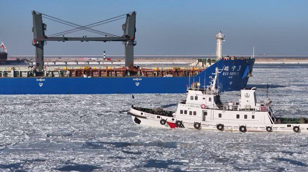 　　营口海事局牵头联动港口、航标、气象等单位建立海冰联防联控机制