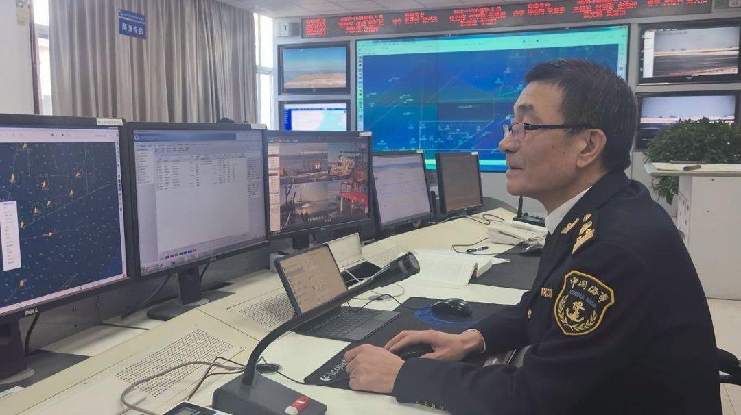　　吴庆利在营口海事局船舶交管中心值班