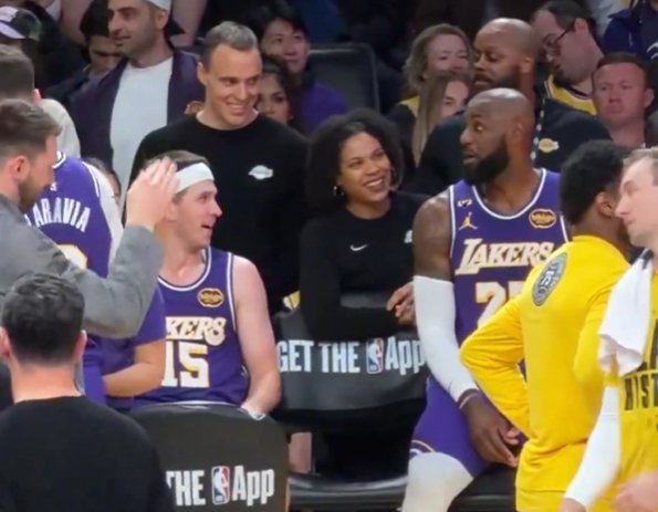 詹姆斯三双差个板 里夫斯却当面抢走了 后知后觉道歉：我的错~