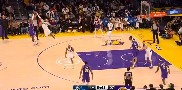 持续发力！詹姆斯连投带罚拿分 率队将分差拉开到20分打花独行侠