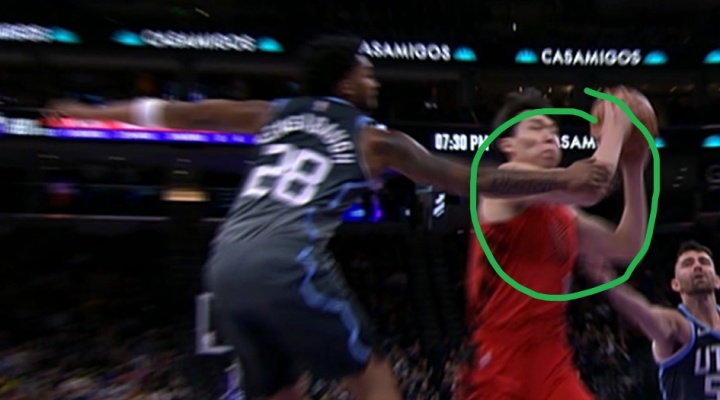 杨瀚森上场就造成两罚！解说：核心力量提升的话这球就是2+1！