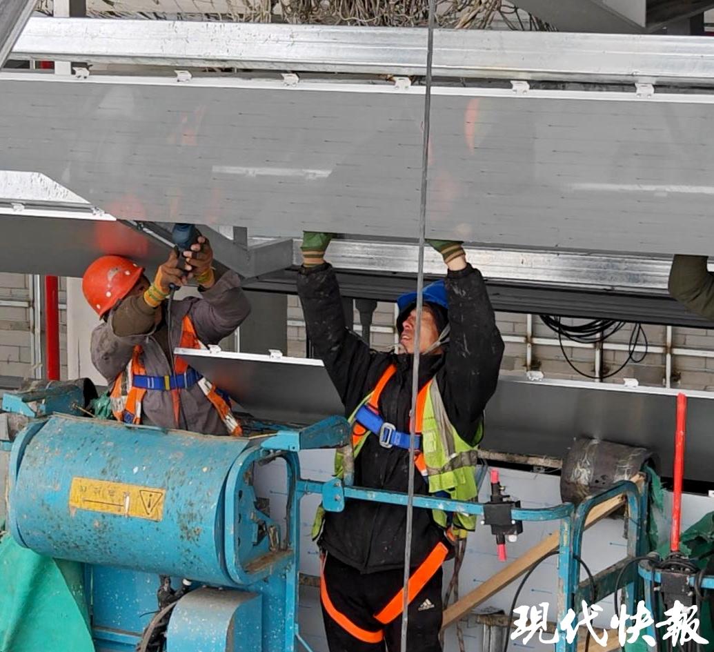 工人正在安裝蜂窩鋁板
