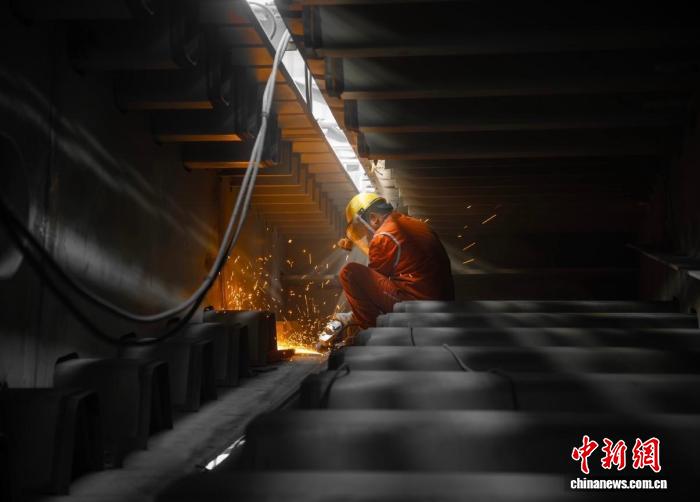 廣深高速改擴建項目(穗莞段)建設者正在銲接作業。林海榮 攝