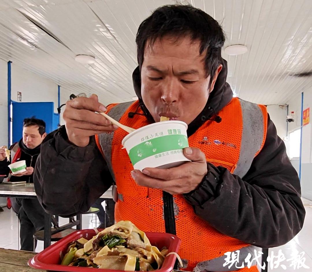 程正強在吃飯