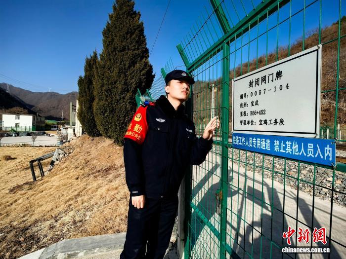 桑治明洋對線路治安情況進行安全巡檢。王小東 攝