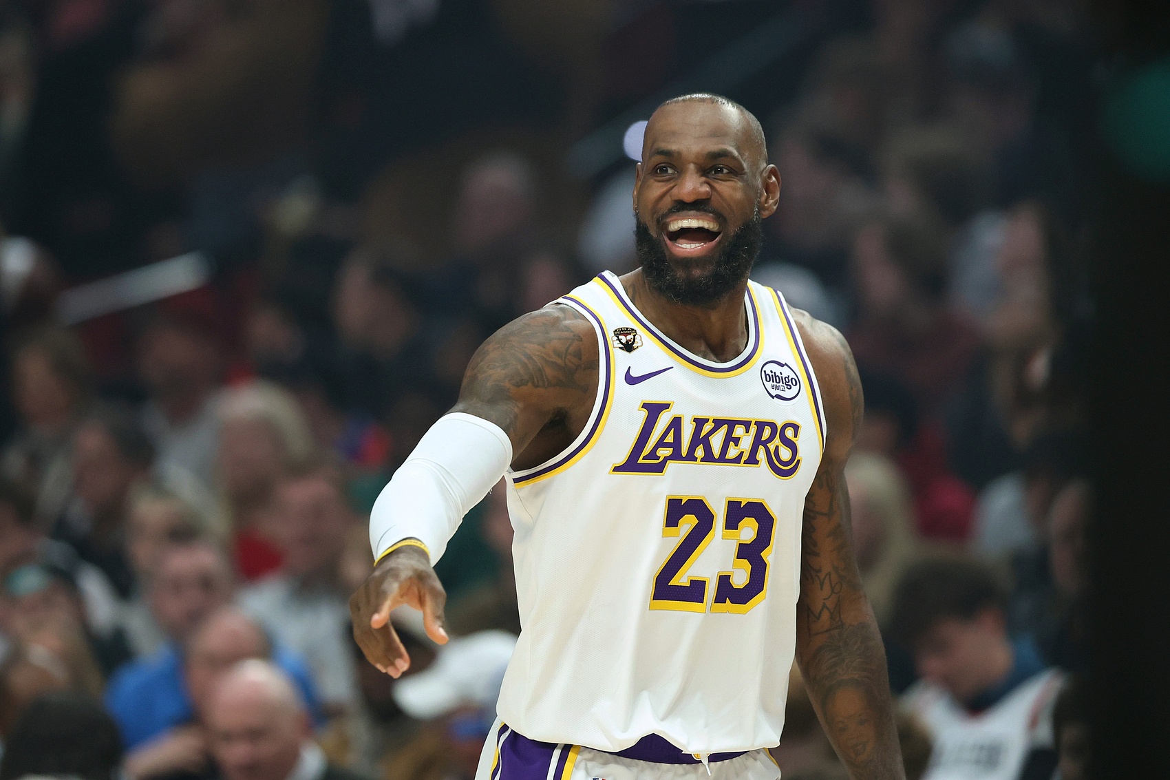 为何赛前跳舞总那么开心？詹姆斯：我热爱我所做的事并享受其中