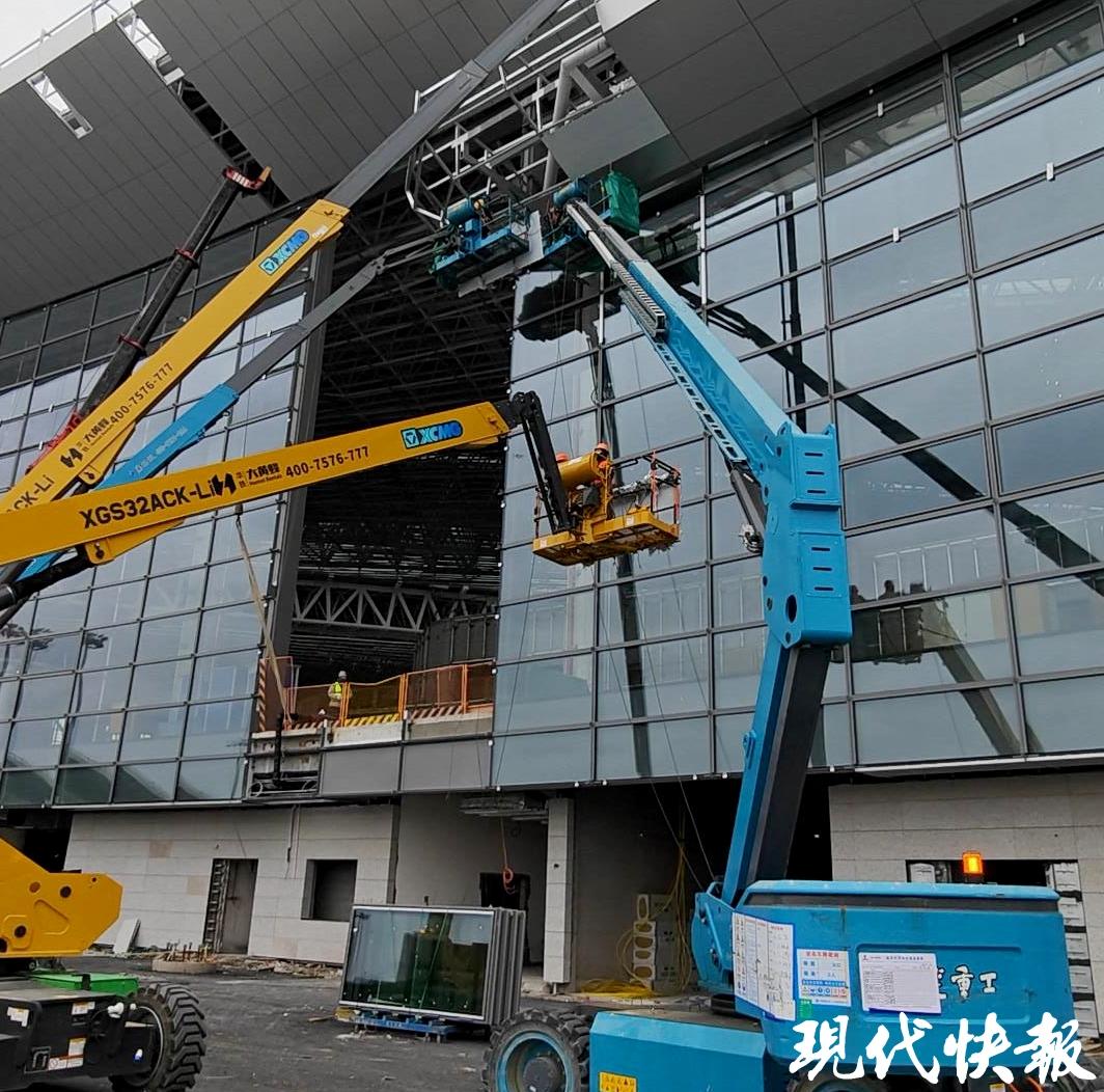 使用曲臂車上升至鋁板安裝區域