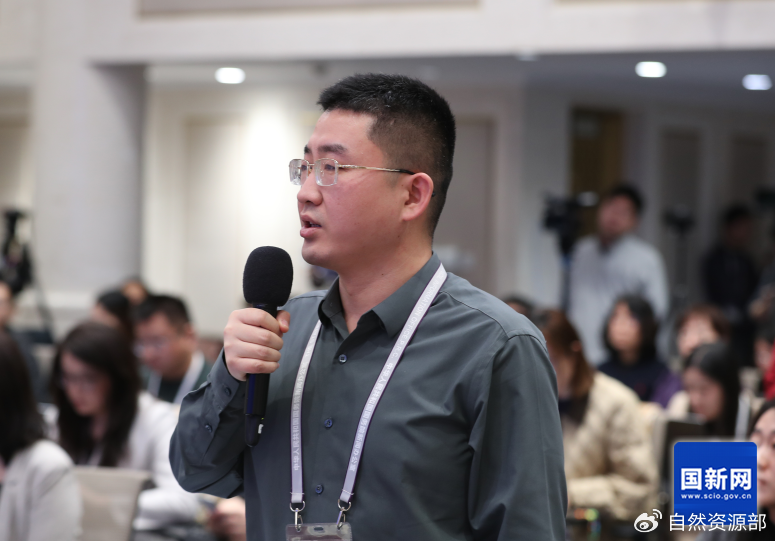 上游新闻记者提问（刘健 摄）