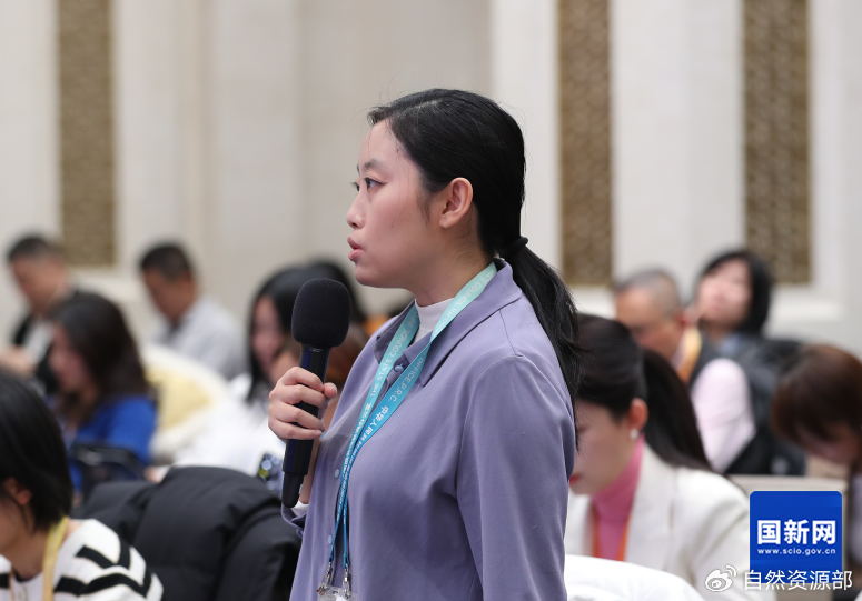 凤凰卫视记者提问（刘健 摄）