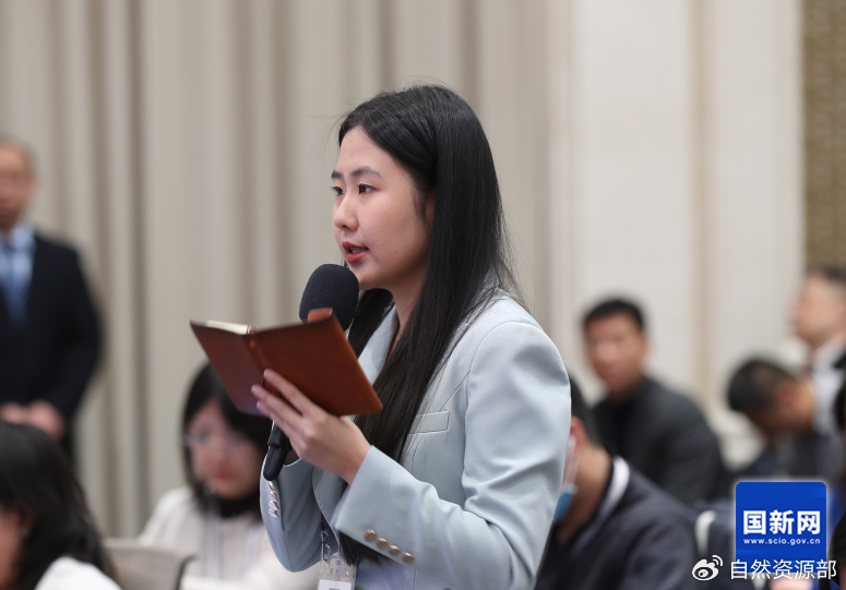 封面新闻记者提问（刘健 摄）