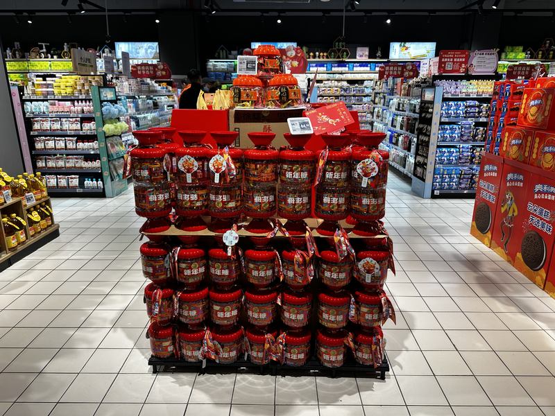 超市一角摆满徐福记新年糖，过年的氛围感拉满。新京报记者 王子扬 摄