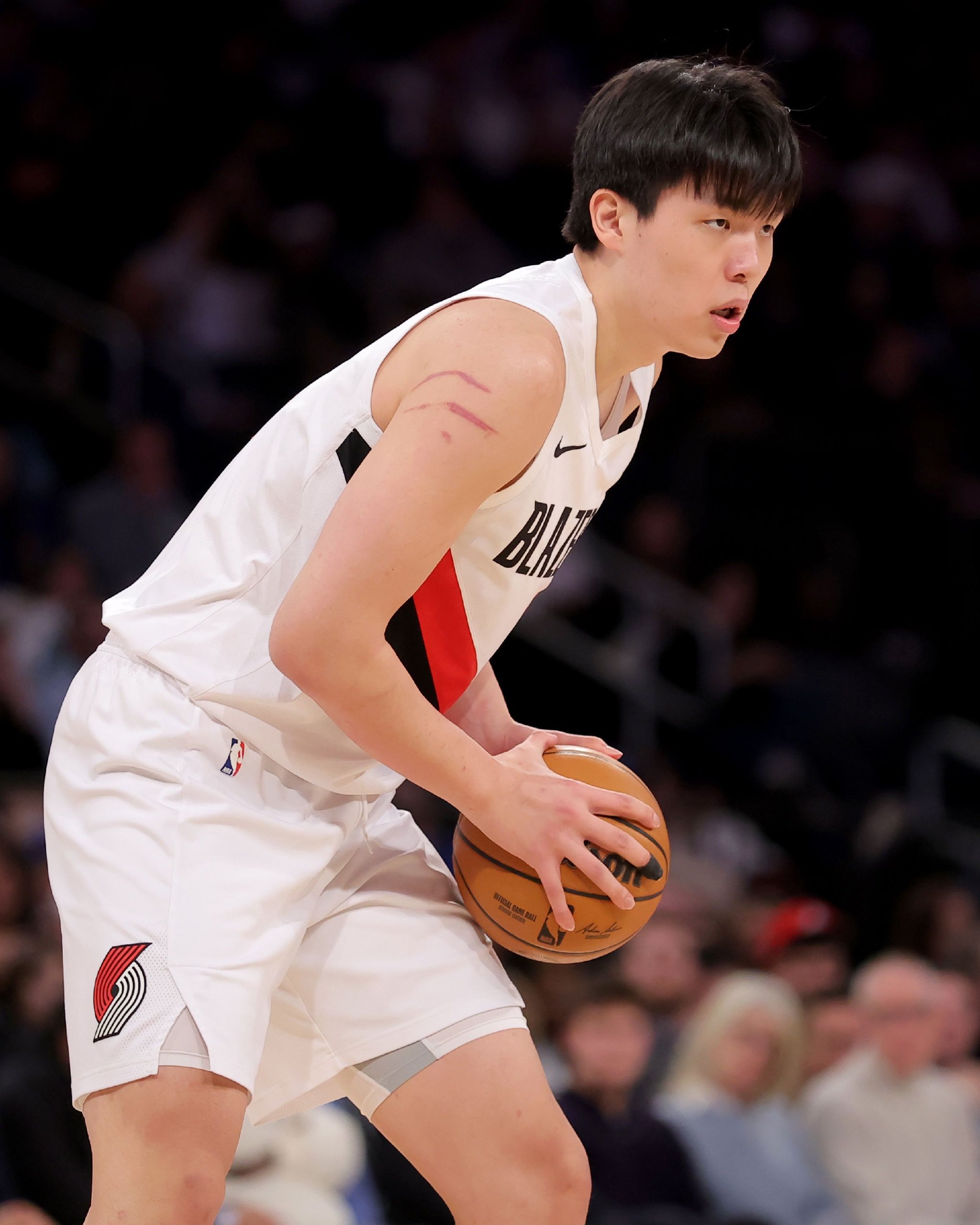 媒体人：不知道为何杨瀚森上场时间那么少 但跟着球队学习也不坏