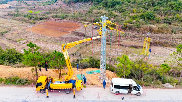 （廣南供電局舊莫供電所工作人員開展10kV底基線新建工程帶電作業現場，該工程已完工。韋銀熒/攝）