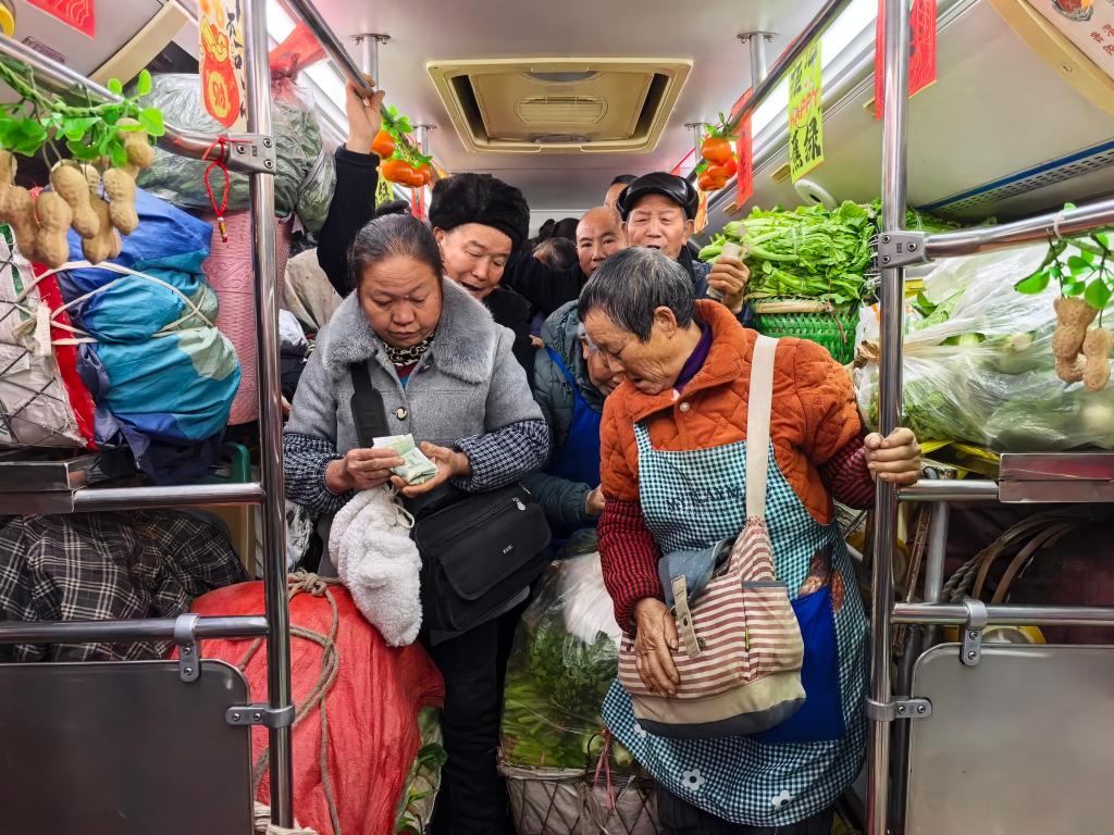 新春走基层丨“菜农”公交，奔向好日子