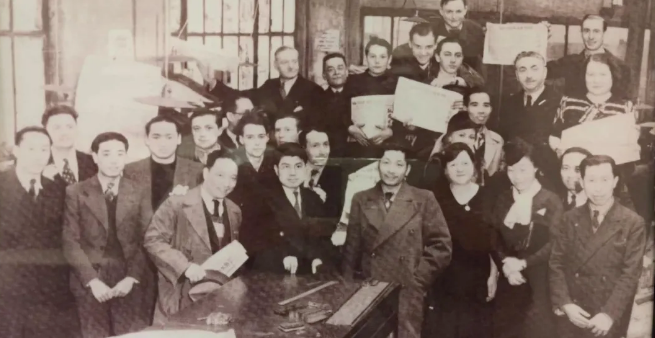 《救國時報》印刷廠工作人員留影（第一排右數第四位為陳達邦）  資料圖片