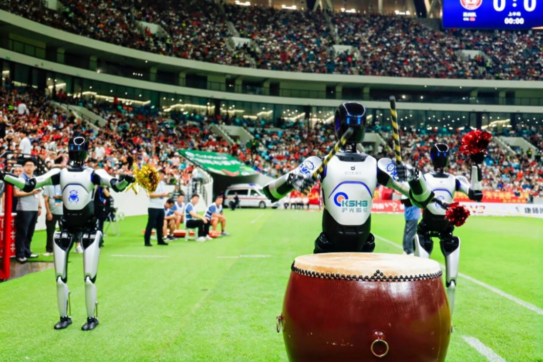 苏超昆山奥体中心 沪光具身智能机器人表演