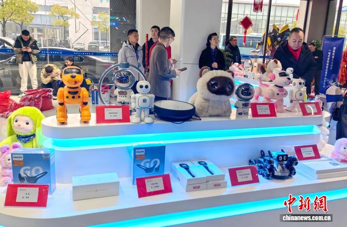 近日，湖南長沙，一家機器人9S店內展出的各種AI產品。中新社記者 唐小晴 攝