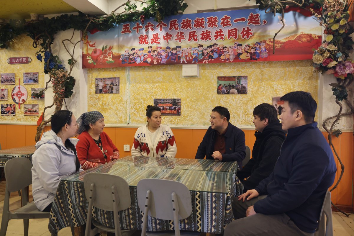 謝順才（右三）。自治區黨員教育中心供圖。
