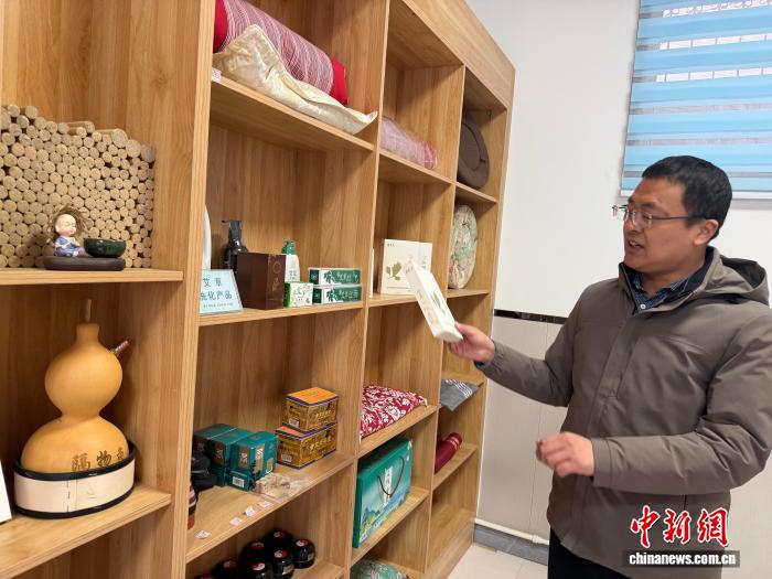 工坊開發設計了幾十種艾草產品。孫倩 攝
