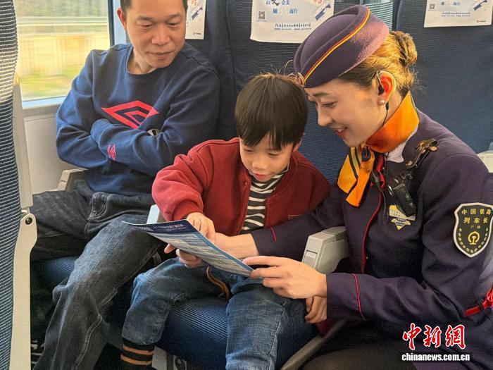 孫婷婷列車長正在列車上為旅客提供服務。廣九客運段 供圖