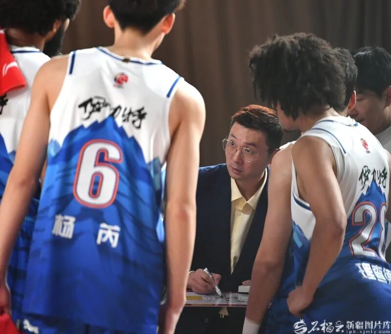 刘炜任新疆男篮主教练时在场边指导球员战术。石榴云/新疆日报记者 邹懿摄