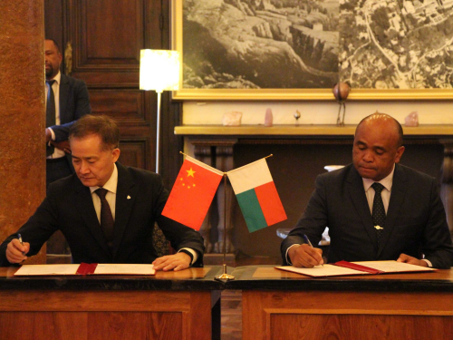 驻马达加斯加大使季平出席中马发展合作协定签字仪式