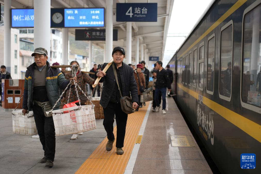 烟火人间慢火车 温暖穿行湘黔渝