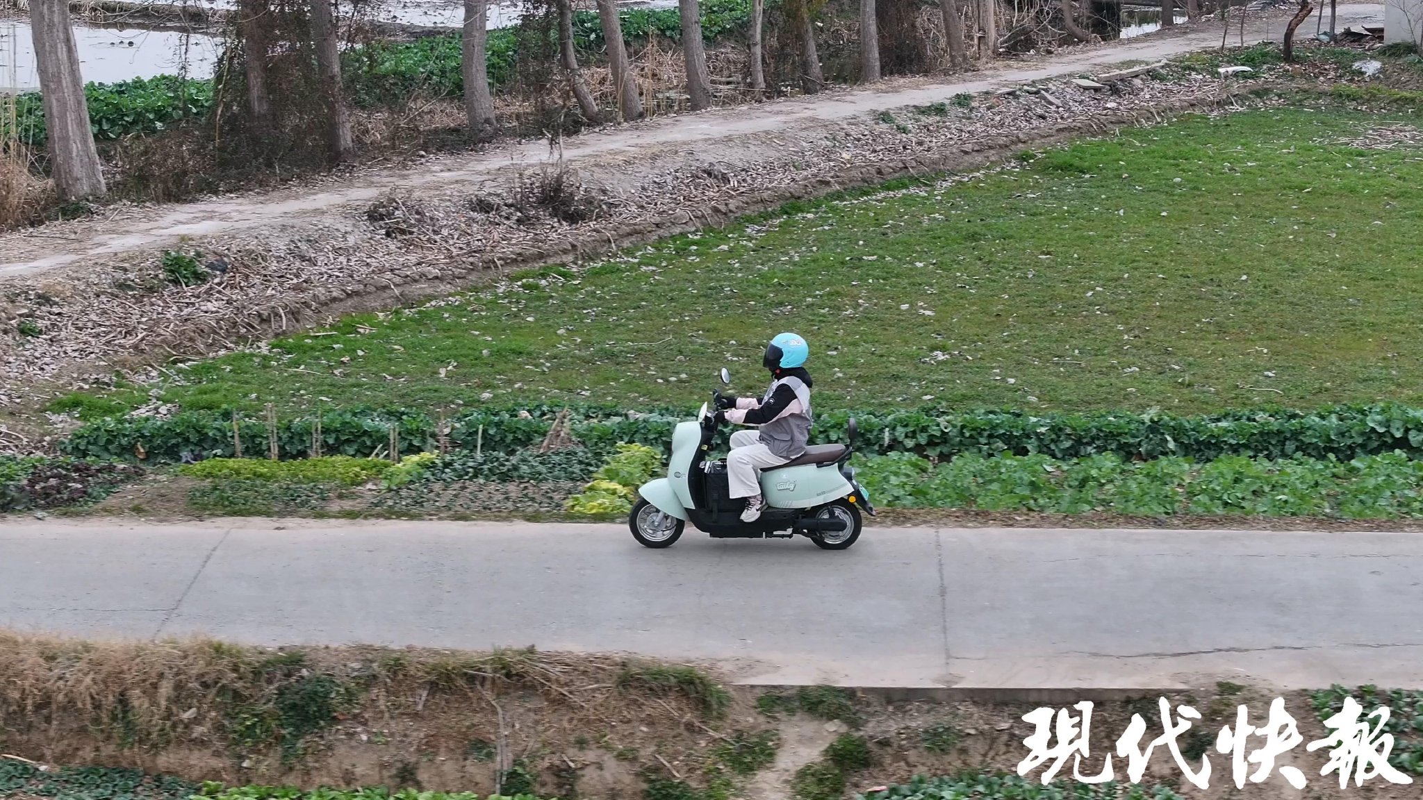 靖艾花在鄉間道路上送外賣