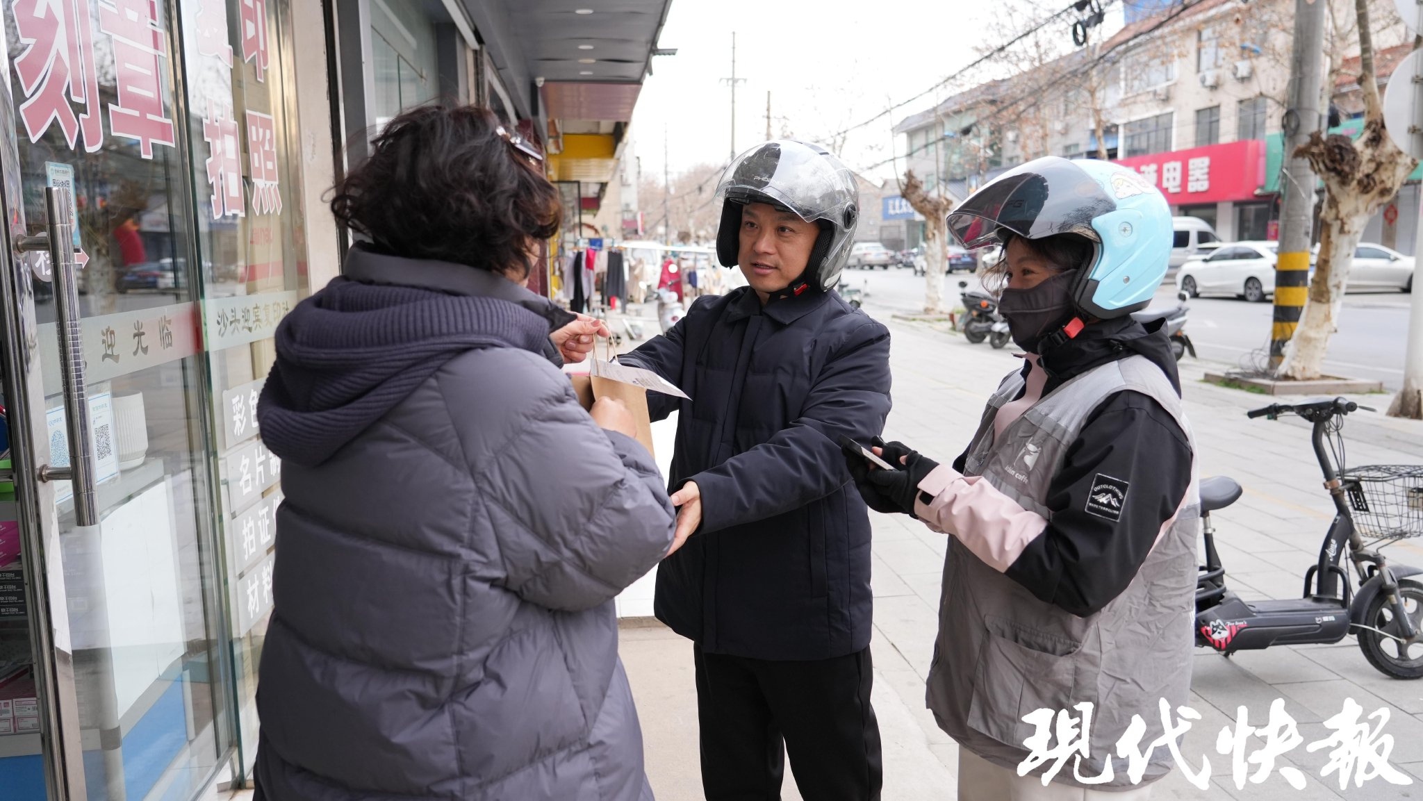 記者與靖艾花一起在小鎮上送外賣