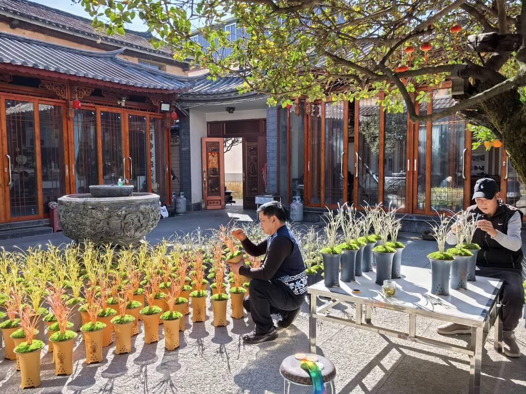 鶴慶銀器鍛製技藝省級非遺傳承人李樹坤領銜設計並手工製作蘭博會獎品 劉湘革 攝