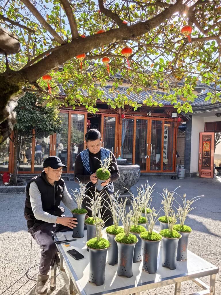 鶴慶銀器鍛製技藝省級非遺傳承人李樹坤領銜設計並手工製作蘭博會獎品 劉湘革 攝