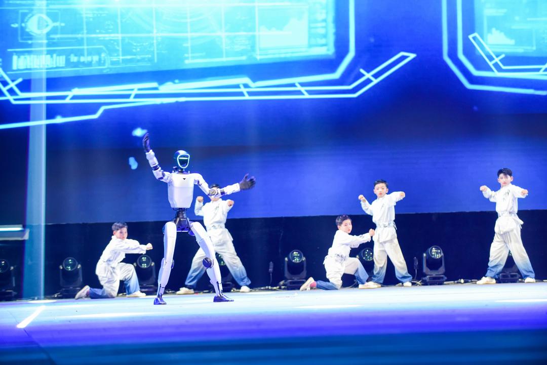 機器人表演情景武術《傳承·共生》。 （記者 呂光社 報導）
