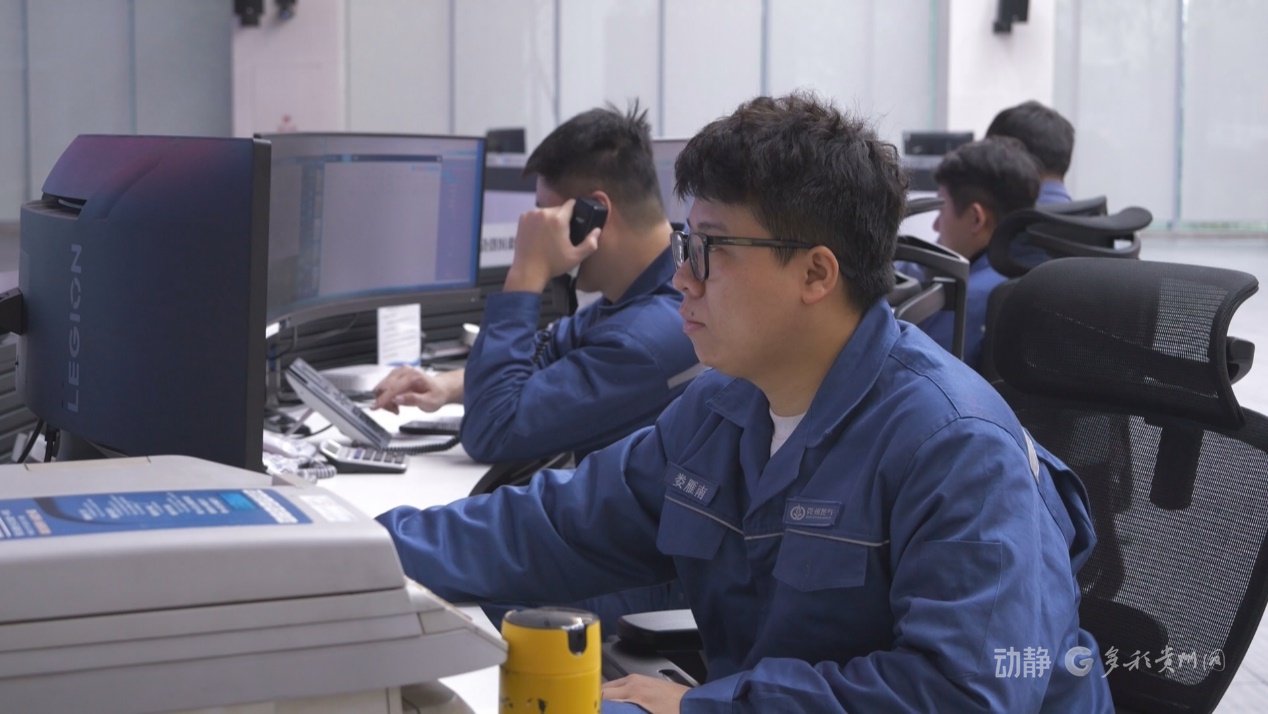 贵州燃气调控中心工作人员实时监测数据