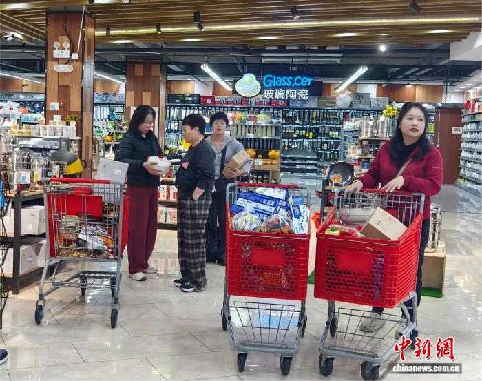 圖為越南民眾在河口縣商超採購年貨。盧秀麗 攝
