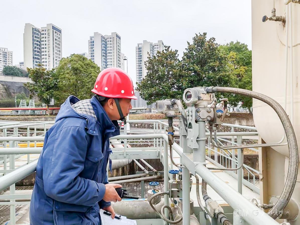 工作人员在检查应急气源储备情况