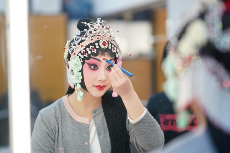 崑曲花旦方小萌在後台化妝。崑山當代昆劇院供圖