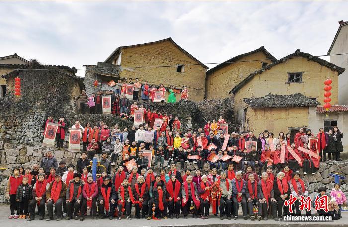 2019年春節東山村集體合照。徐樂安 攝